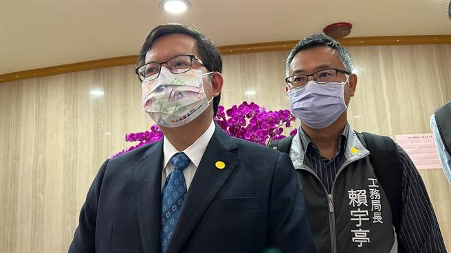 八德羽球场墙壁遭质疑一踩就破，郑文灿对此表示，隔音板不是拿来练脚力的。(蔡依珍摄)