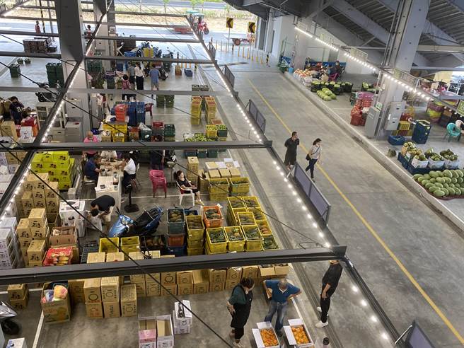 新化果菜市场试营运以来吸引不少人朝圣。（曹婷婷摄）