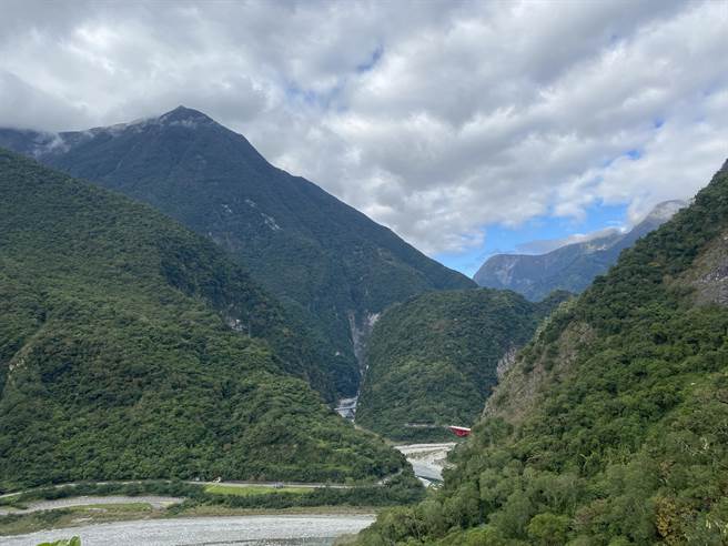 0918池上6.8强震全台有感且后续余震不断，太鲁阁国家公园管理处考量山区边坡落石恐因摇晃掉落，呼吁民眾近期非必要请勿前往山区活动。 （罗亦晽摄）