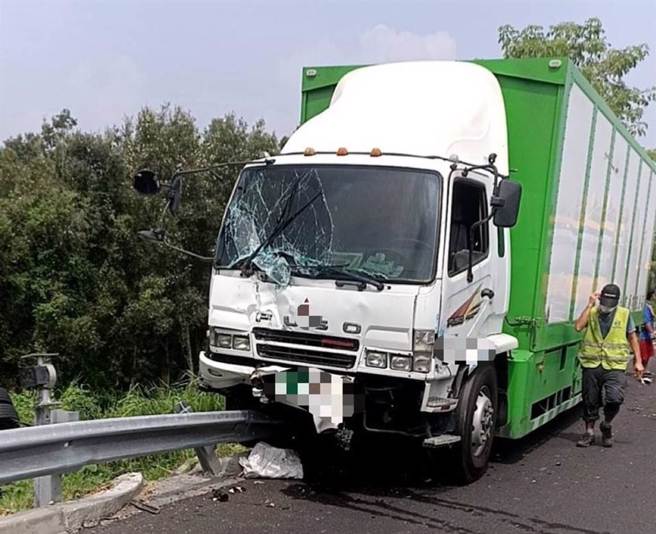 一輛大貨車20日因為爆胎，導致在國道1號南向351公里處燕巢路段擦撞另一輛大貨車。（翻攝照片／林瑞益高雄傳真）