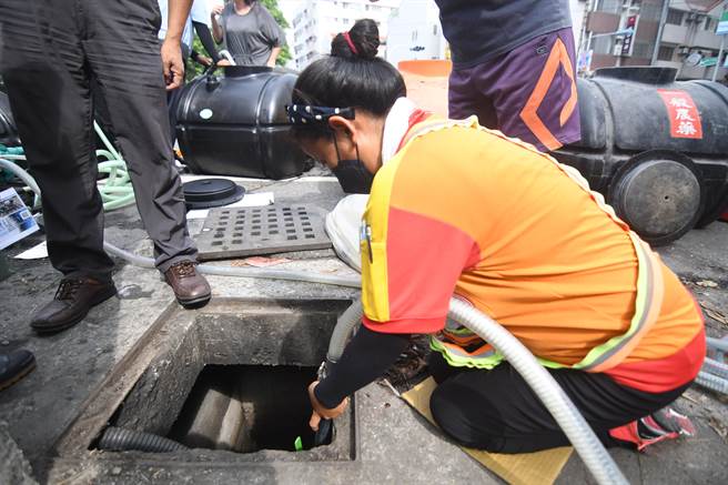 台東市汽油外溢仍具危險性，工作人員忙著抽廢油水。（莊哲權攝）