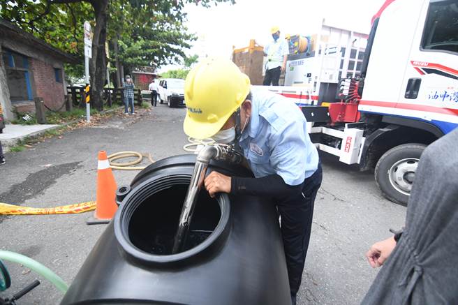 台東市汽油外溢仍具危險性，工作人員忙著抽廢油水。（莊哲權攝）