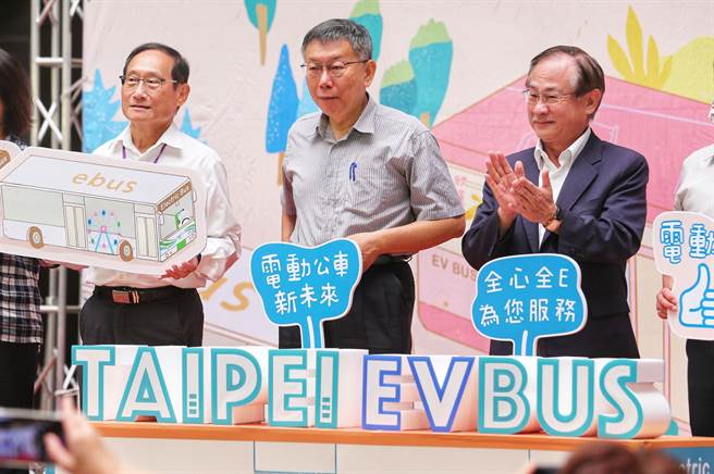 台北市長柯文哲（中）20日出席「台北市電動公車突破336輛記者會」，與交通局長陳學台（左）、台北市公車聯營管理委員會主委李博文（右）一同啟動儀式，朝向2030年公車全面電動化的目標邁進。（黃世麒攝）