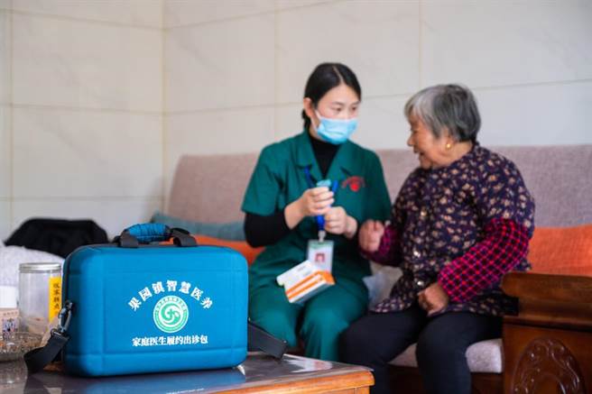 圖為大陸湖南長沙，醫務人員指導居家老人用藥。（資料照／新華社）