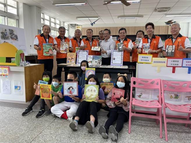 广亮基金会及广亮慈善会20日捐赠上百册图书给博爱国小。（陈淑娥摄）