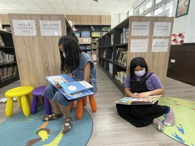 博爱国小获赠百册图书，孩子开心沉浸在书堆里。（陈淑娥摄）