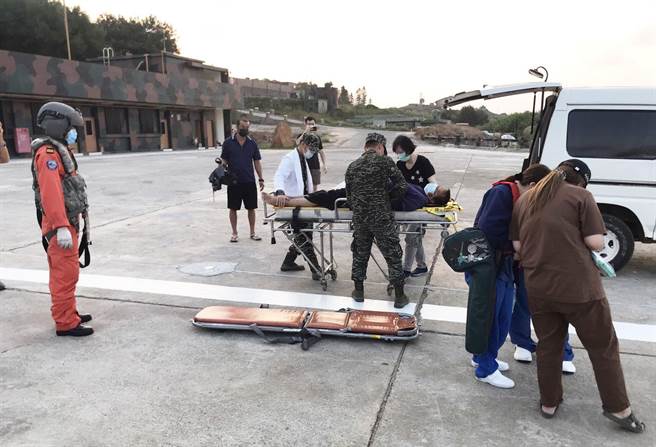 空勤总队今天拂晓起飞执行任务，前往乌坵载急性患者，后送梧栖童医院就医。(空勤总队提供)