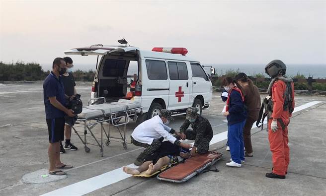 空勤总队今天拂晓起飞执行任务，前往乌坵载急性患者，后送梧栖童医院就医。(空勤总队提供)