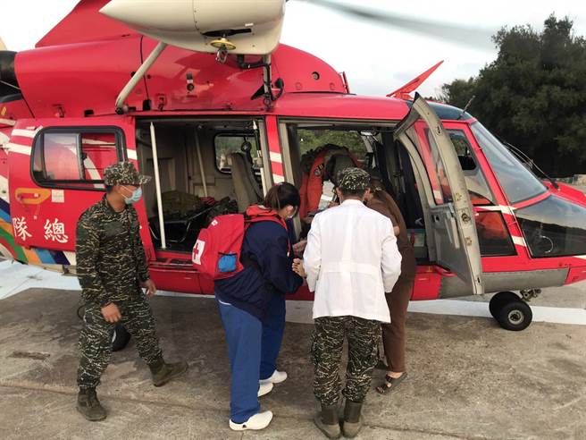 空勤总队今天拂晓起飞执行任务，前往乌坵载急性患者，后送梧栖童医院就医。(空勤总队提供)