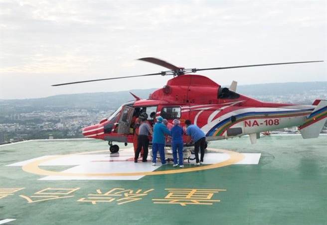 空勤总队今天拂晓起飞执行任务，前往乌坵载急性患者，后送梧栖童医院就医。(空勤总队提供)