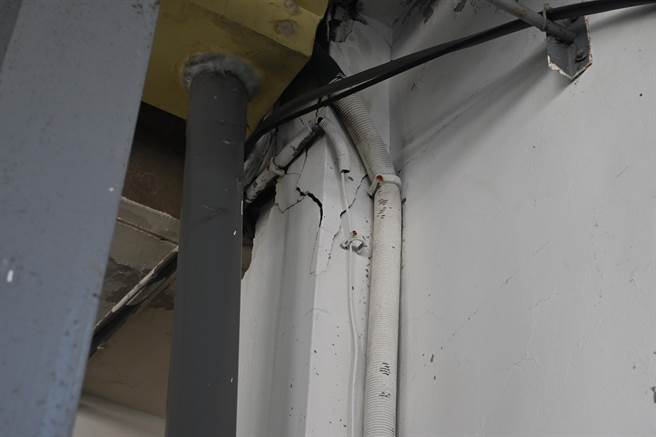 校方的廚房建築結構出現裂縫。（李京昇攝）