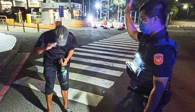 桃園大園一名陳姓男子（左）因工作不順在超商醉倒，警方護送返回公司宿舍。（翻攝畫面／蔡明亘桃園傳真）