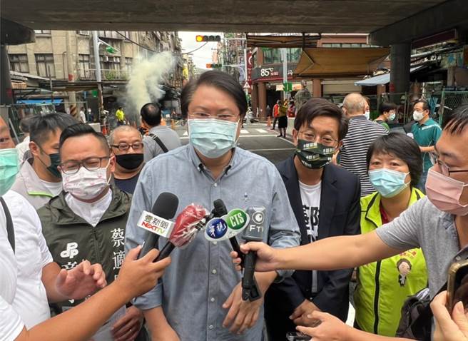 基隆市長林右昌酸，送電動機車是有史以來「芭樂」的政見。（陳彩玲攝）