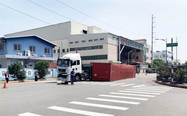 梧栖区今天上午发生联结车货柜翻覆的事故，整个货柜横躺在路口。(警方提供)