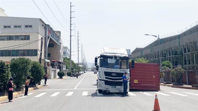 梧栖区今天上午发生联结车货柜翻覆的事故，整个货柜横躺在路口。(警方提供)