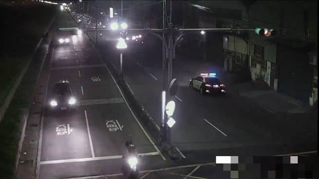 警方獲報有多輛機車聚眾飆車後，立刻派遣警力前往現場驅趕。(蘆洲警分局提供)