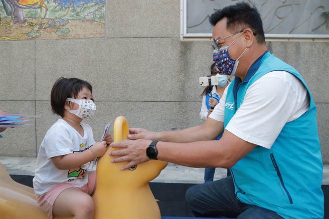 林耕仁今天到北区康乐里扫街拜票，并与孩子互动。（林耕仁提供／陈育贤新竹传真）