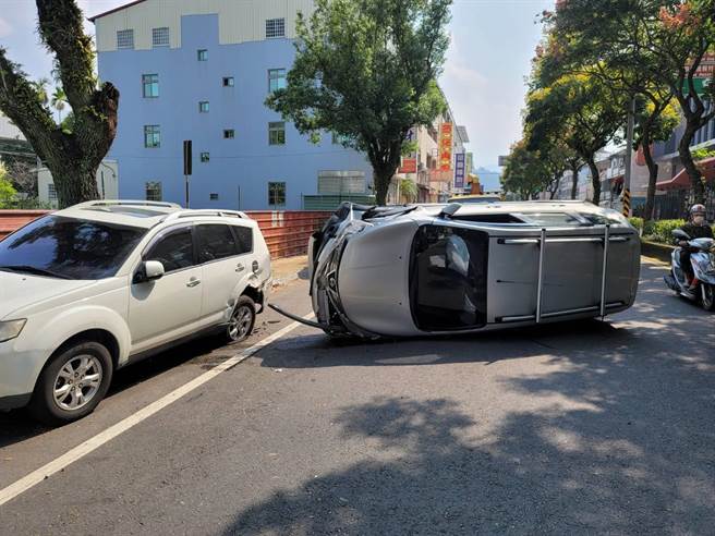 叶姓男子驾驶休旅车行经埔里镇信义路突然感到胸闷，不慎擦撞停放路旁的2辆车后侧翻。（民眾提供／杨静茹南投传真）