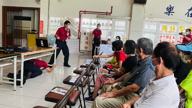 台南市政府消防局第二大隊、麻豆區公所及麻豆衛生所20日在麻豆區老人福利協進會舉辦聯合宣導會。（台南市政府消防局提供／張毓翎台南傳真）