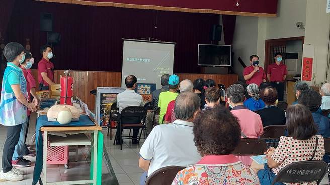 　台南市政府消防局第二大隊、麻豆區公所及麻豆衛生所20日在麻豆區老人福利協進會舉辦聯合宣導會。（台南市政府消防局提供／張毓翎台南傳真）