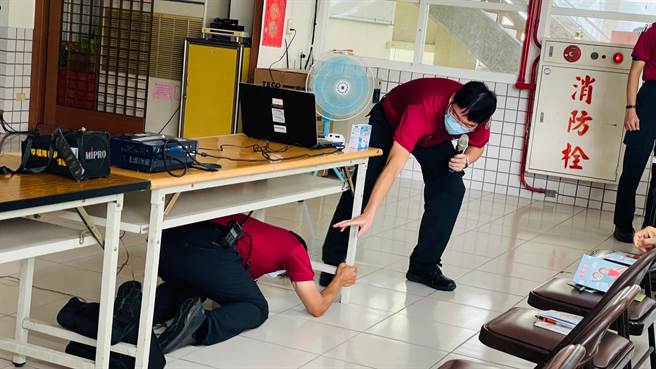 台南市政府消防局第二大隊、麻豆區公所及麻豆衛生所20日在麻豆區老人福利協進會舉辦聯合宣導會。（台南市政府消防局提供／張毓翎台南傳真）