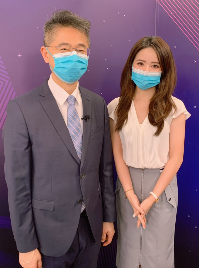 台湾运彩总经理林博泰(左)上时来运转节目，与主持人尉迟佩玉(右)谈运彩眉角。(林胜发摄)