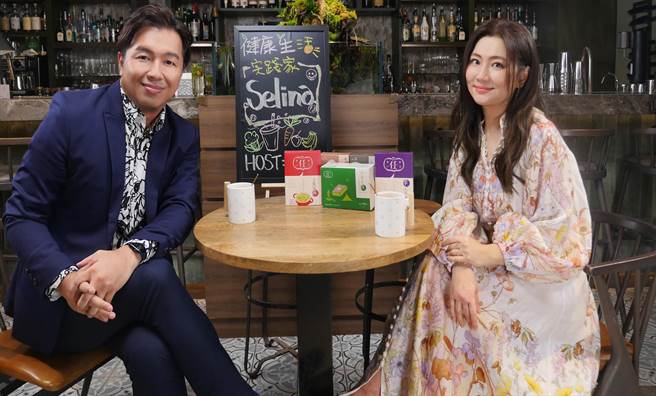 Selina任家萱（右）接受主持人郑伟柏访问。（MOMOTV提供）