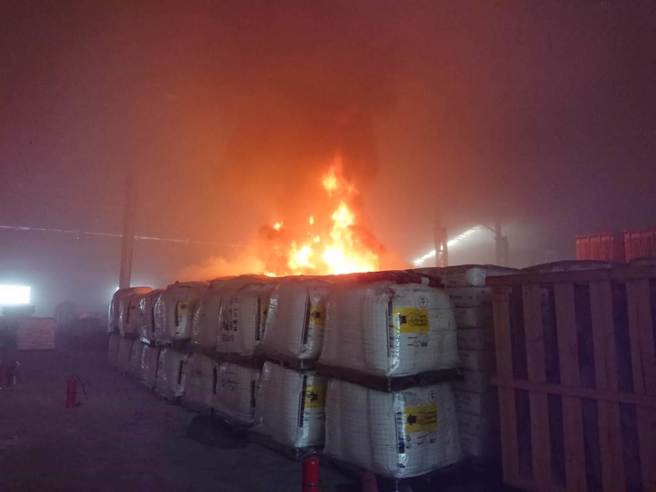 现场可见火势猛烈。（翻摄照片／高雄洪靖宜传真）