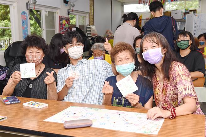 静宜学生透过课程深入社区，融合两个世代的生命经验与对话，启发长者兴趣搭起多元学习桥梁！（静宜大学提供）
