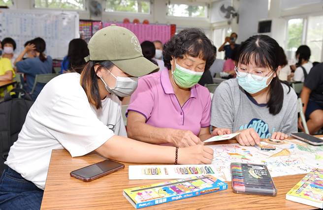 静宜透过「大学社会责任实践（USR）计画」，带领学生出走校园、深入社区，藉由青银共创，完成五彩缤纷的藏宝图。（静宜大学提供）