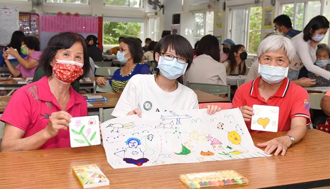 静宜学生用画笔联繫与沙鹿兴安社区的情谊！（静宜大学提供）