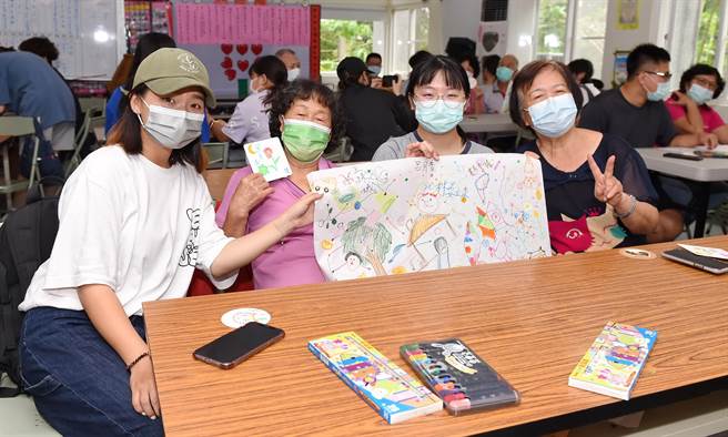 参与的长者说，一开始觉得有些陌生与抽象，但在过学生的引导及鼓励下，很快建立信心，展现出满意成果！（静宜大学提供）