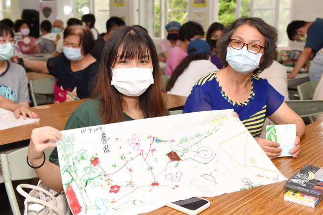 静宜学生参与课程最大收穫是能运用所学专长，与地方产生连结，活动中也学习到与长者互动的技巧。（静宜大学提供）