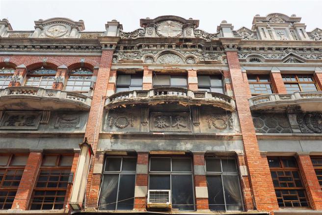 从迪化街的建筑风格可窥见当年国际化的光景。(图/ 林格立)