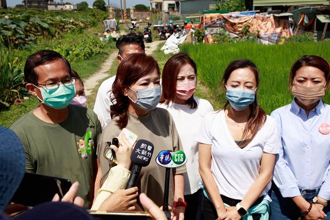 沈慧虹（左二）20日炮轰高简直是「张善政2.0」，且过去高曾说「被控抄袭没有迅速出面道歉，就是在硬拗」，如今是迴力镖打到自己身上，呼吁高虹安以同样的标准检视自己的论文。（陈育贤摄）