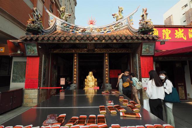 百年来大稻埕的士农工商，均蒙城隍爷的庇佑。(图/ 林格立)