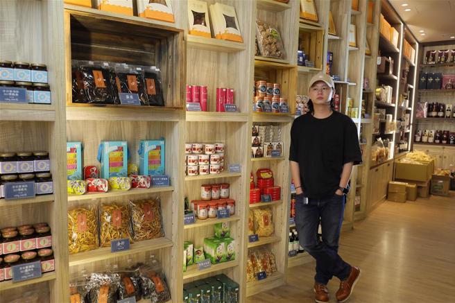 李日胜希望用南北货找回年夜饭的传统。(图/ 林格立)