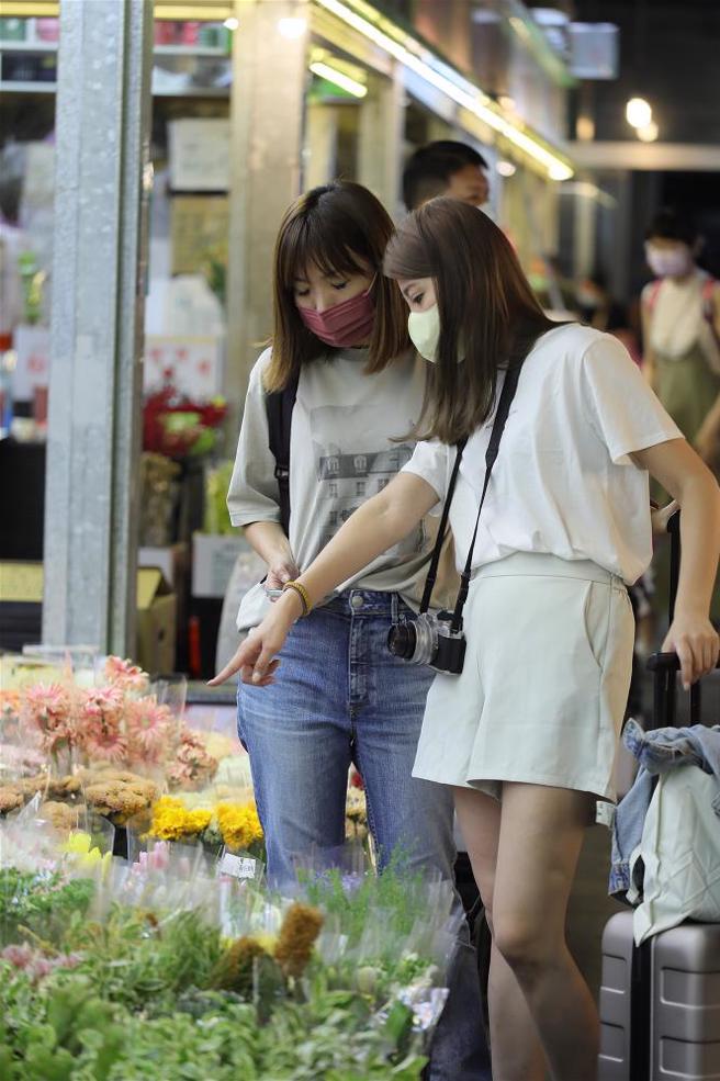 为生活锦上添花，许多民眾会走一趟花市，用鲜花妆点日常。(图/ 林格立)