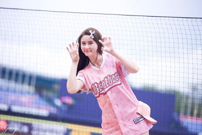 中信兄弟啦啦隊人氣成員短今日前分享自己醉後失態的模樣，笑翻眾網友。(圖/短今 臉書)