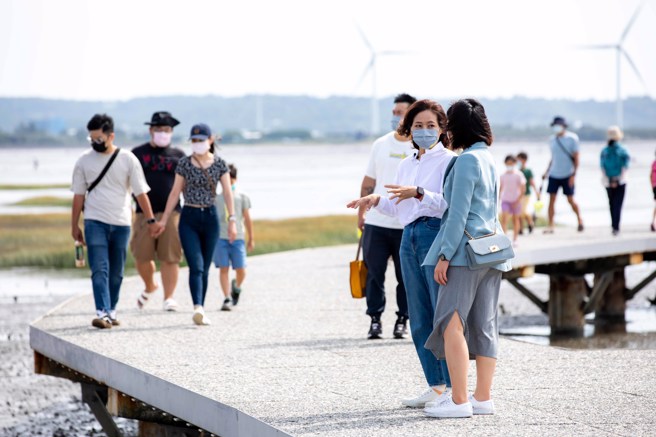 民进党新竹市长参选人沈慧虹（右二）。（图／沈慧虹办公室提供）