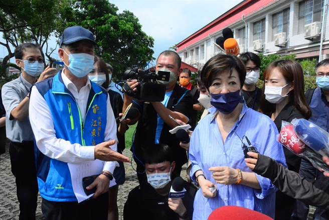 玉里陣代理鎮長江東成（左）陪同張淑芬看受創家園。（王志偉）