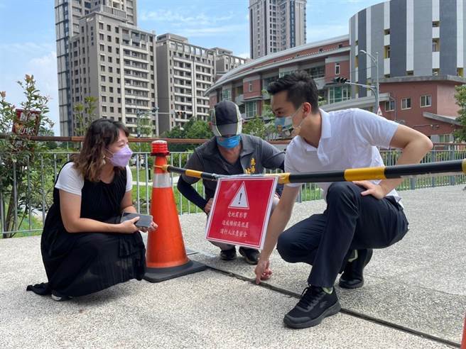 竹北市長參選人鄭朝方（右）接獲民眾陳請指出，東興圳橋面地面不平整，通學時間就有不少小學生經過橋面時絆倒。（鄭朝方團隊提供／邱立雅竹縣傳真）