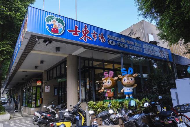 在歷屆自治會與攤商們的用心經營下，空間舒適的士東市場，吸引許多國內外遊客前來。(圖/ 莊坤儒)
