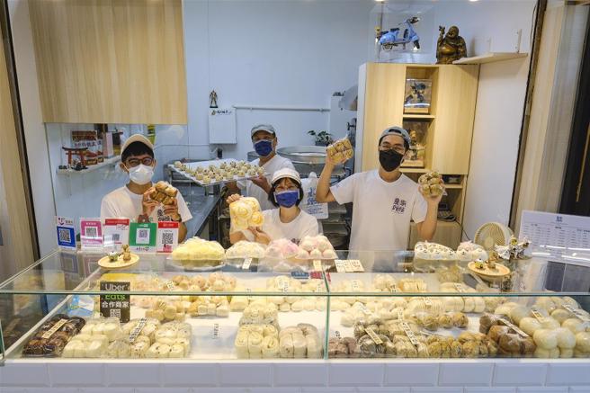 士東市場的攤商以經營事業的心，打造時髦的現代化市場，例如傳承四代的童家饅頭，改裝門面、開發造型饅頭，不斷與時俱進。(圖/ 莊坤儒)