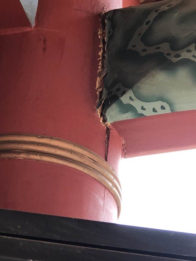 风神庙龙边第2根柱子龟裂，文资处19日已前往现勘，后续请厂商修復处理。(台南市文资处提供／曹婷婷台南传真)