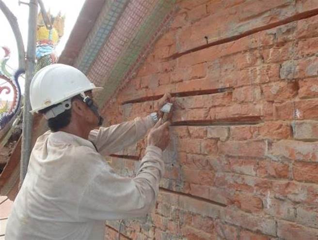 善化庆安宫修復时在山墙壁体内嵌入不銹钢片。(台南市文资处提供／曹婷婷台南传真)