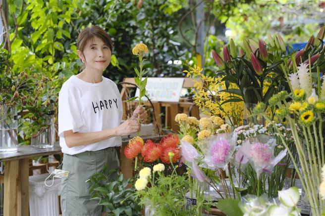 經常到希望廣場尋寶的番紅花，買菜之餘，也很喜歡逛這裡的花店，為生活增添樂趣。(圖/ 莊坤儒)