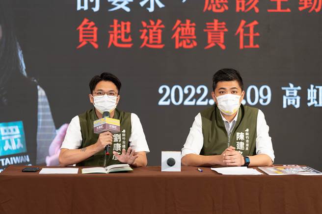 沈慧虹竞选办公室发言人陈建名（右）、刘康彦（左）20日举行记者会，质疑高虹安「有嘴讲别人、无嘴讲自己」，收割团队研究成果，成就个人学术地位。（陈育贤摄）