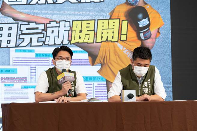 沈慧虹竞选办公室发言人陈建名（右）、刘康彦（左）20日举行记者会，质疑高虹安「有嘴讲别人、无嘴讲自己」，收割团队研究成果，成就个人学术地位。（陈育贤摄）