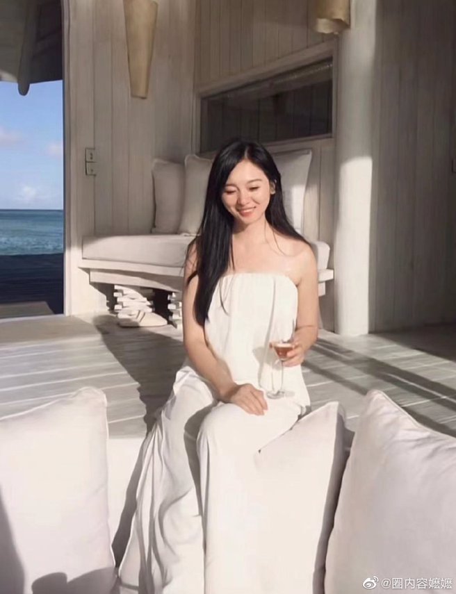 嫩模晒出浴袍照，更让网友认为两人有卦。(图/微博)